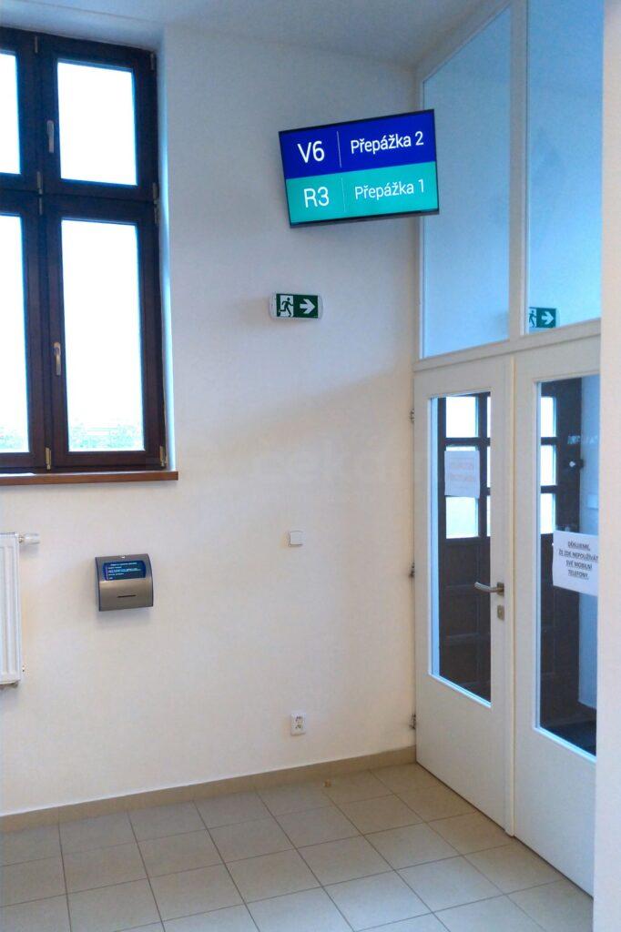Elektronická vyvolávací obrazovka v čekárně nemocnice