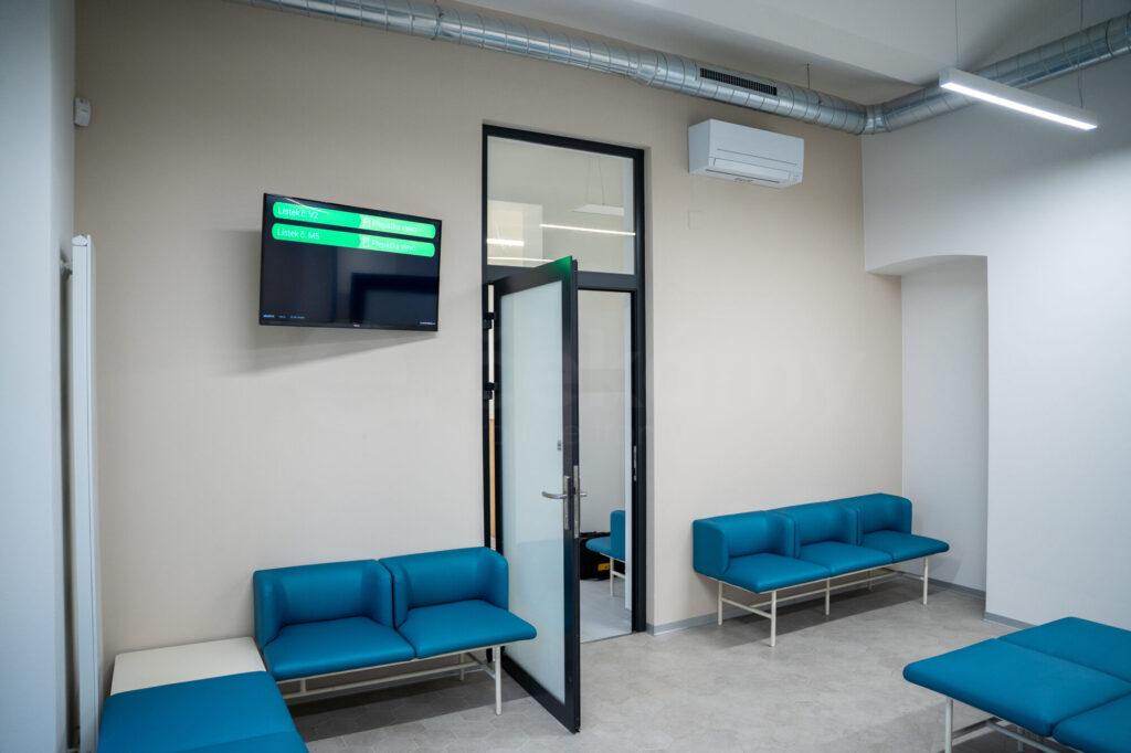 Vyvolávací obrazovka v čekárně