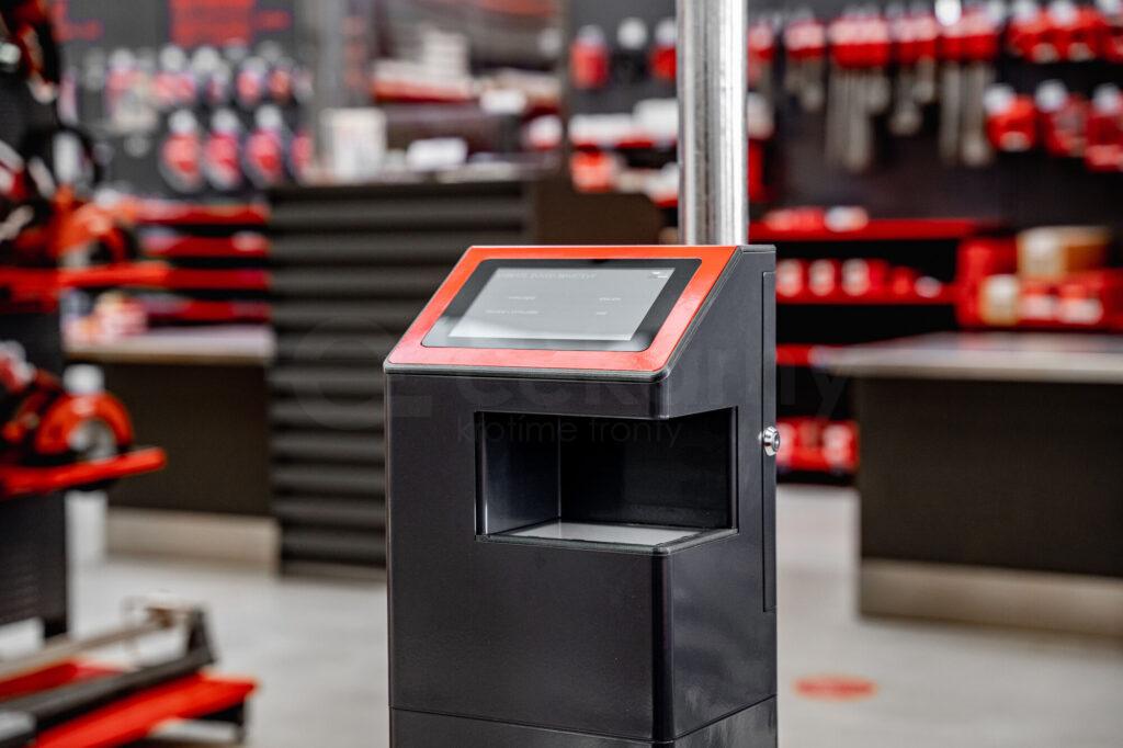 Elektronická čekárna totem 7 v obchodě