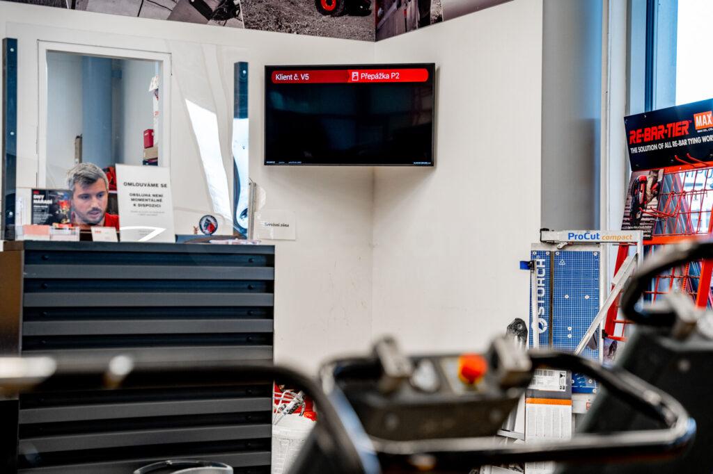 Vyvolávací obrazovka v obchodě