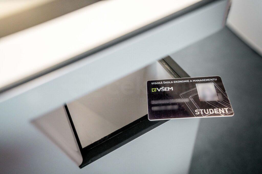 detail pořadového systému totem 7