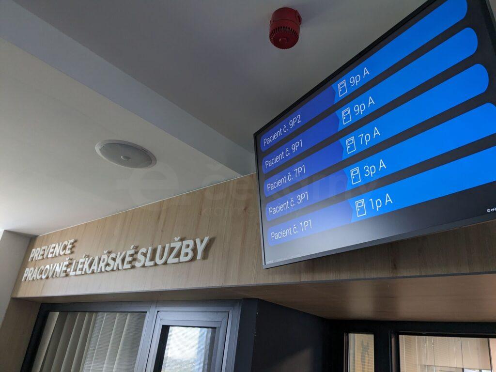 vyvolávací obrazovka v čekárně