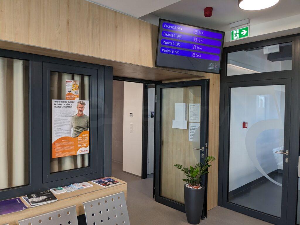 vyvolávací obrazovka v čekárně