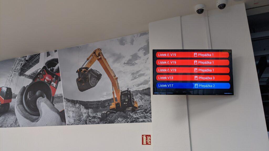 Vyvolávací systém s obrazovkou pro úřady a klienty