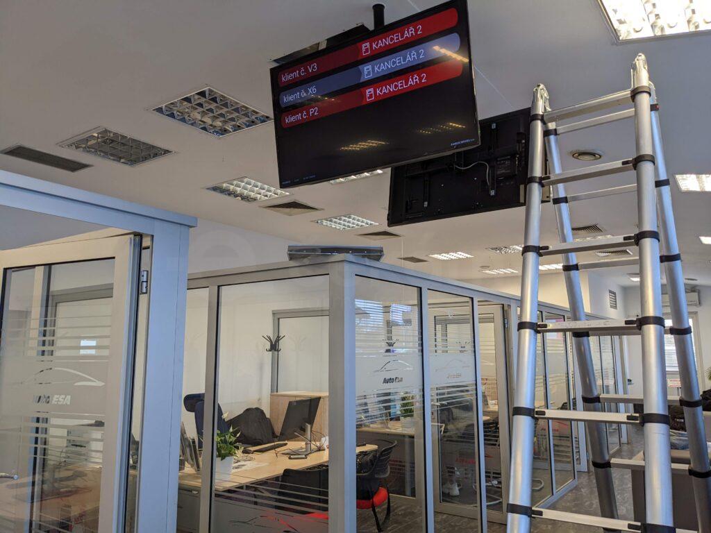 Vyvolávací systém s obrazovkou pro úřady a klienty