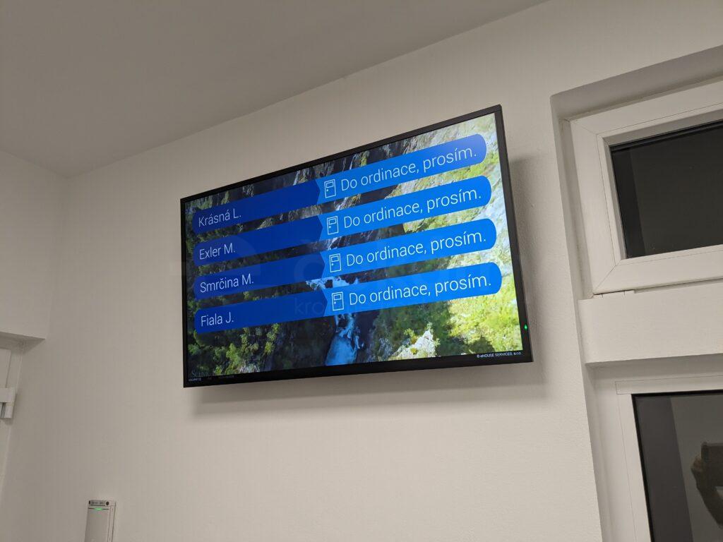 Elektronická vyvolávací obrazovka v čekárně nemocnice