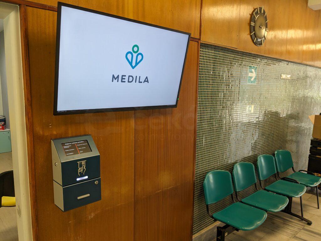 Elektronická vyvolávací obrazovka v čekárně nemocnice