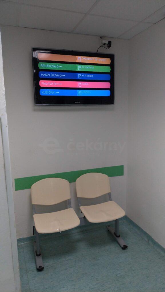 Vyvolávací obrazovka 43 palců v ordinaci praktického lékaře