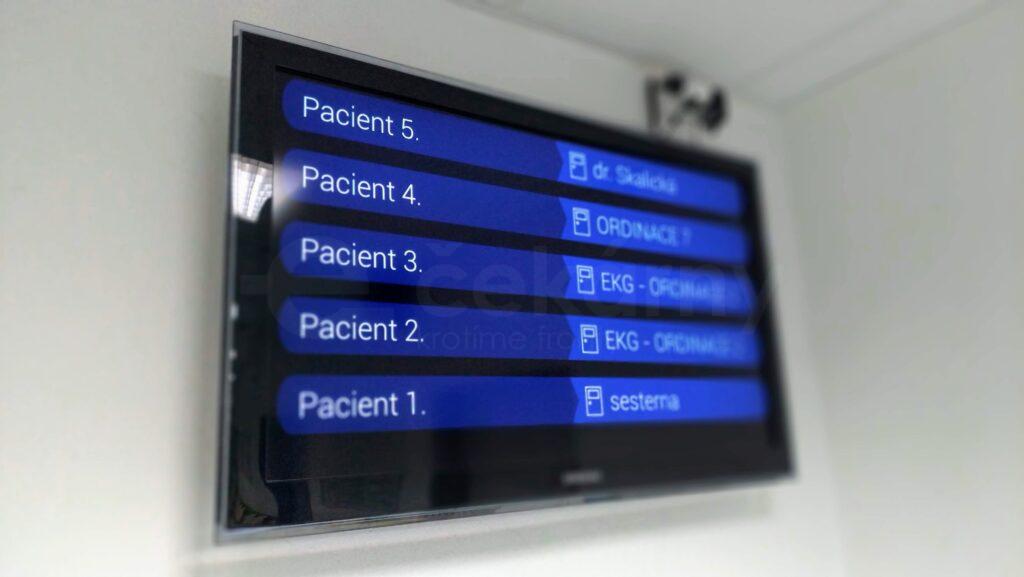 Vyvolávací obrazovka 43 palců v ordinaci praktického lékaře