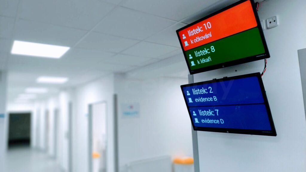 Vyvolávací obrazovka 43 palců v ordinaci praktického lékaře