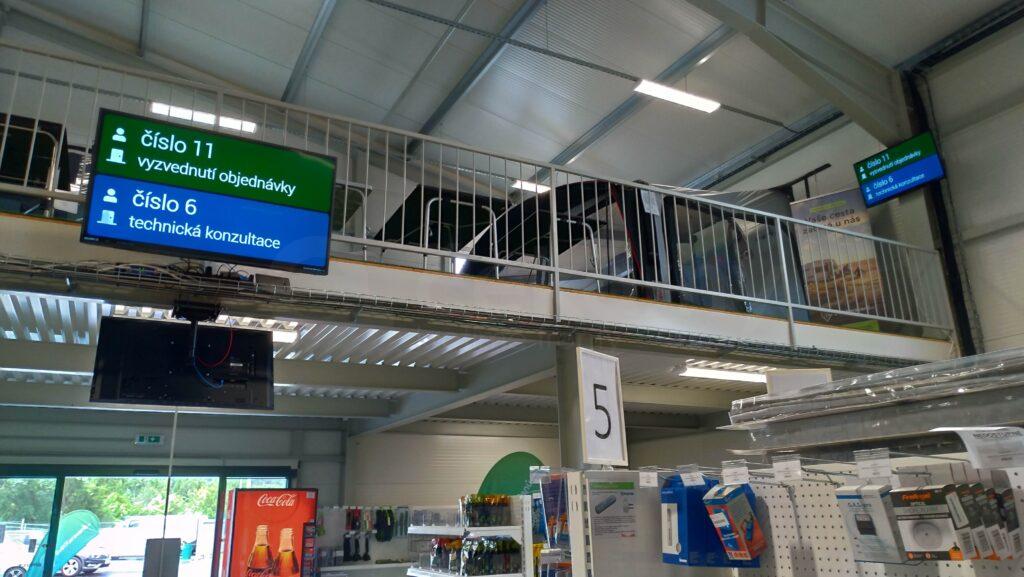 Vyvolávací systém s obrazovkou pro úřady a klienty