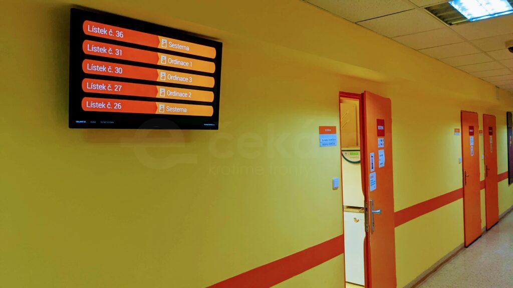 Vyvolávací obrazovka 43 palců v ordinaci praktického lékaře